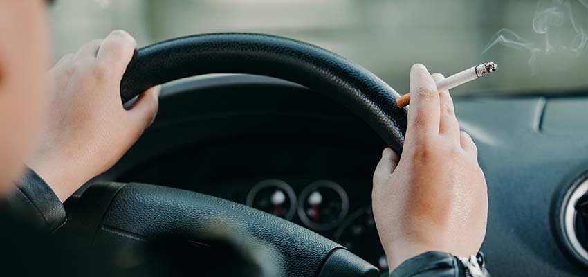 Conducteur fumeur au volant