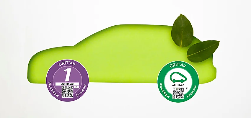 dessin de voiture verte, écologique avec les vignettes crit air 0 et 1 à la place des roues