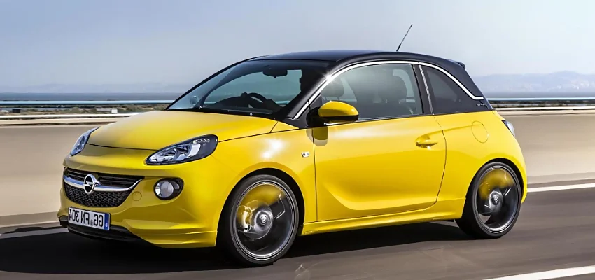 Opel Adam jaune circulant sur une voie rapide