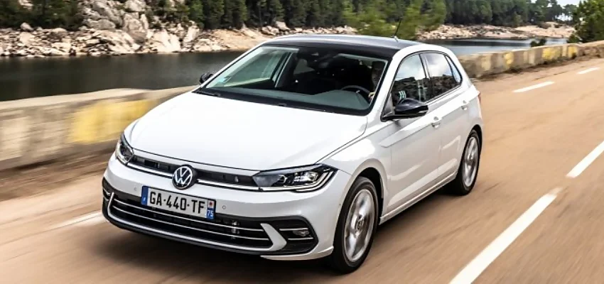 Volkswagen Polo roulant à toute vitesse sur une petite route de campagne