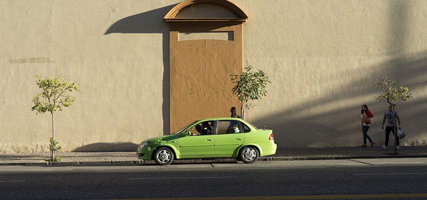 voiture verte dans une rue